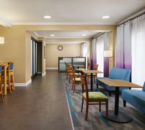 Hampton Inn Covington Lobby