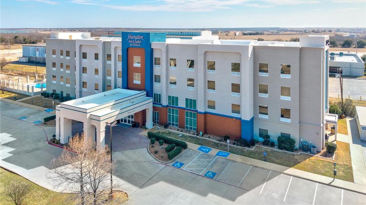 Hampton Inn & Suites Corsicana Exterior