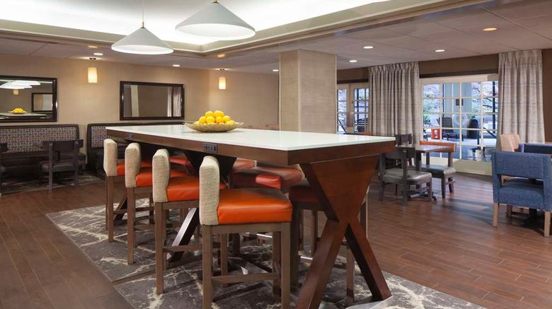 <b>Hampton Inn Charleston-Southridge Lobby</b>. Images powered by <a href="https://iceportal.shijigroup.com/" title="IcePortal" target="_blank">IcePortal</a>.