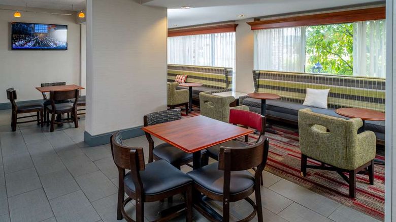 <b>Hampton Inn Charleston Civic Center Lobby</b>. Images powered by <a href="https://iceportal.shijigroup.com/" title="IcePortal" target="_blank">IcePortal</a>.