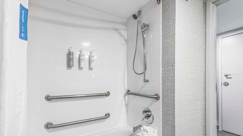 <b>Hampton Inn Columbus-North Room</b>. Images powered by <a href="https://iceportal.shijigroup.com/" title="IcePortal" target="_blank">IcePortal</a>.