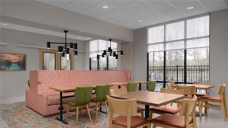 <b>Hampton Inn Crossville Lobby</b>. Images powered by <a href="https://iceportal.shijigroup.com/" title="IcePortal" target="_blank">IcePortal</a>.