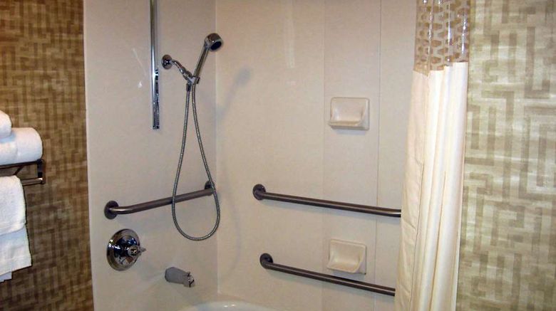 <b>Hampton Inn Cincinnati-Kings Island Room</b>. Images powered by <a href="https://iceportal.shijigroup.com/" title="IcePortal" target="_blank">IcePortal</a>.