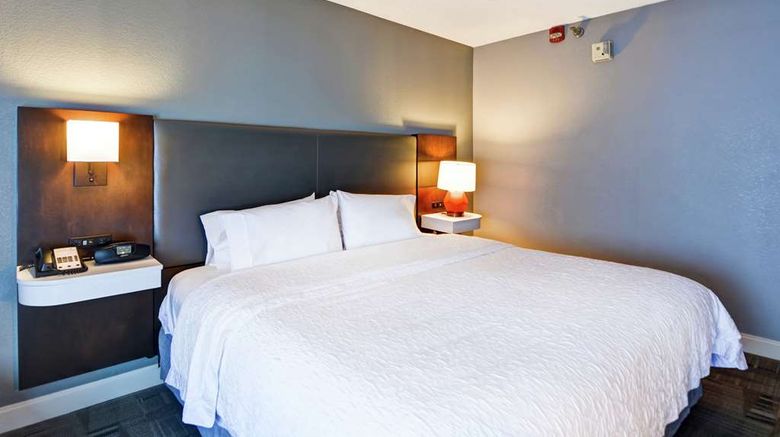 <b>Hampton Inn Cincinnati South Room</b>. Images powered by <a href="https://iceportal.shijigroup.com/" title="IcePortal" target="_blank">IcePortal</a>.