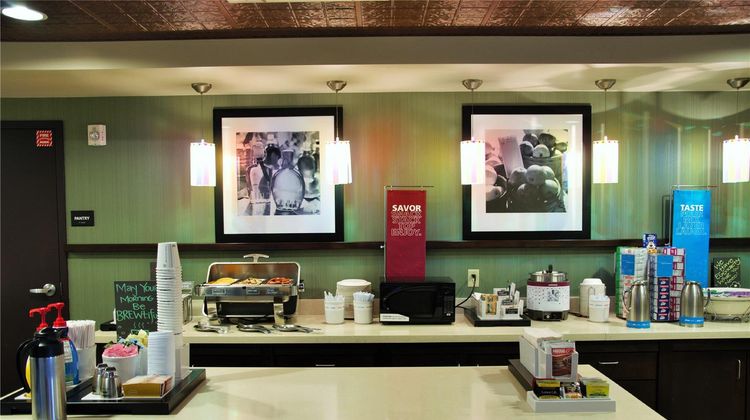 Hampton Inn & Suites Uptown-University Restaurant