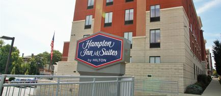 Hampton Inn & Suites Uptown-University Exterior