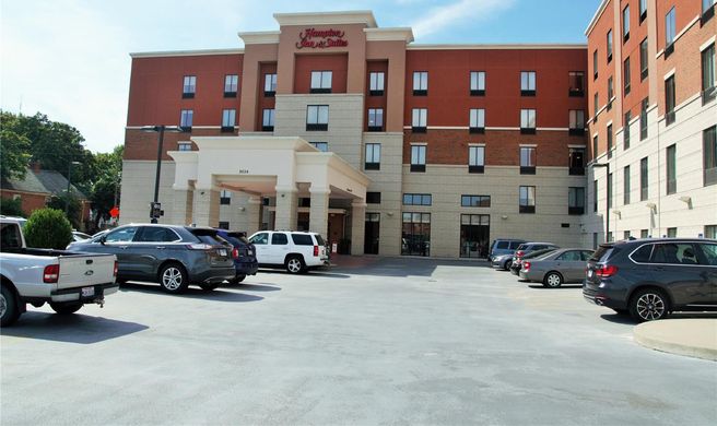 Hampton Inn & Suites Uptown-University Exterior