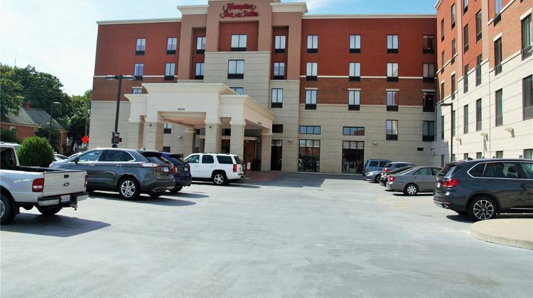 Hampton Inn & Suites Uptown-University Exterior