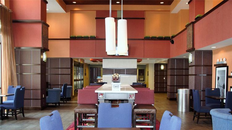 Hampton Inn & Suites Uptown-University Lobby