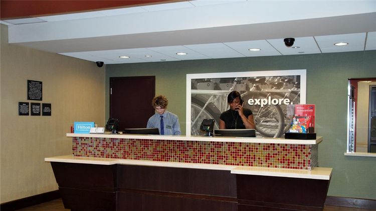 Hampton Inn & Suites Uptown-University Lobby