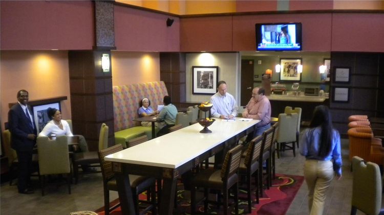 Hampton Inn & Suites Uptown-University Lobby