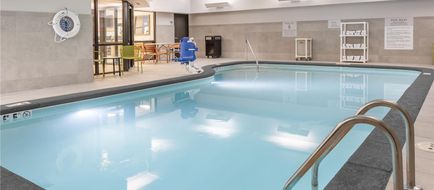 Hampton Inn & Suites Uptown-University Pool