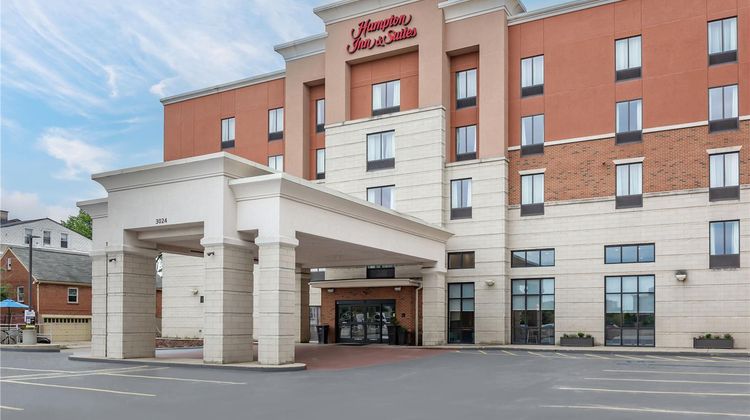 Hampton Inn & Suites Uptown-University Exterior