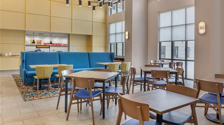 Hampton Inn & Suites Uptown-University Lobby