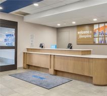 Hampton Inn & Suites Uptown-University Lobby