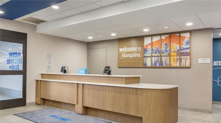 Hampton Inn & Suites Uptown-University Lobby