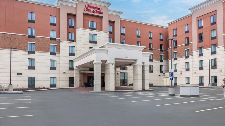 Hampton Inn & Suites Uptown-University Exterior