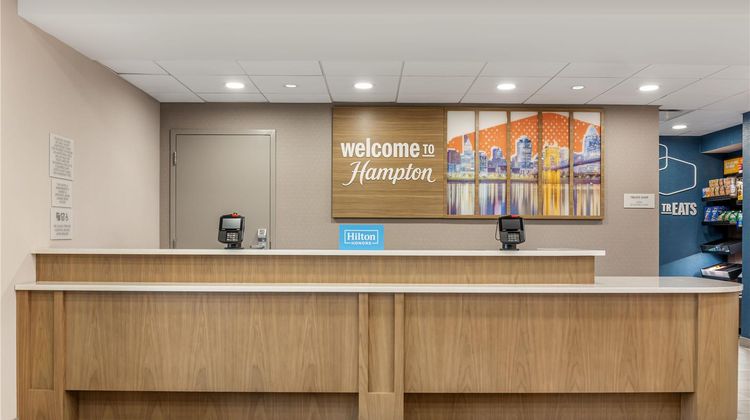 Hampton Inn & Suites Uptown-University Lobby