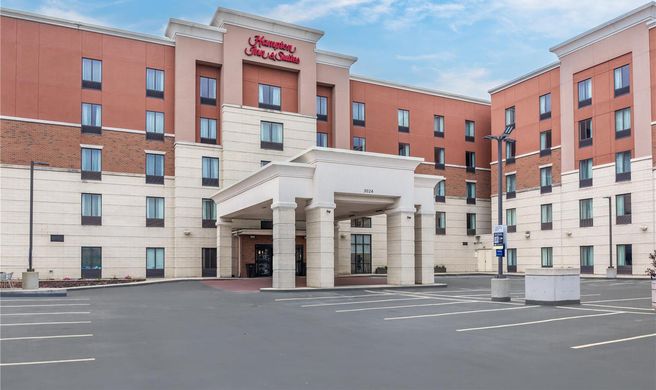 Hampton Inn & Suites Uptown-University Exterior