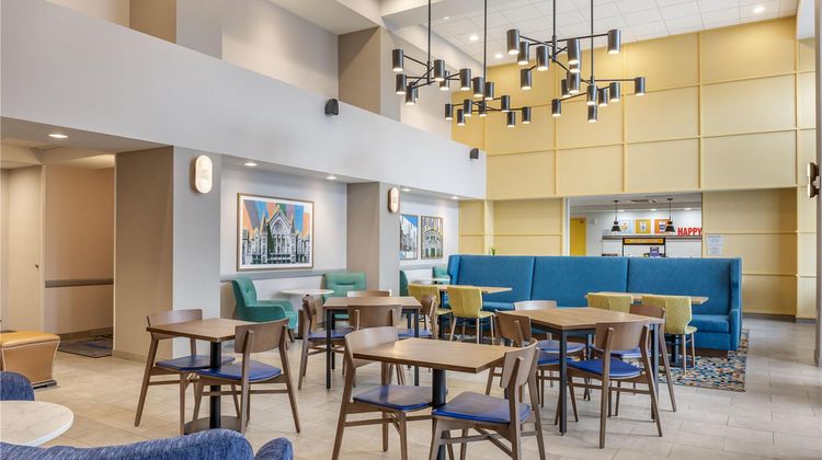 Hampton Inn & Suites Uptown-University Restaurant