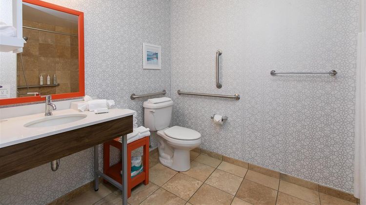 Hampton Inn & Suites Wilder Room