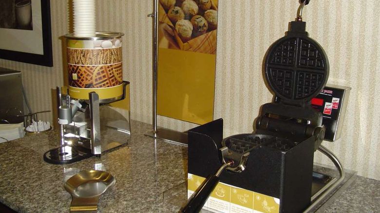 <b>Hampton Inn Cleveland Restaurant</b>. Images powered by <a href="https://iceportal.shijigroup.com/" title="IcePortal" target="_blank">IcePortal</a>.