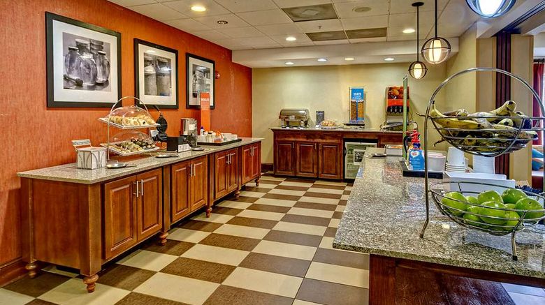 <b>Hampton Inn Cleveland Restaurant</b>. Images powered by <a href="https://iceportal.shijigroup.com/" title="IcePortal" target="_blank">IcePortal</a>.