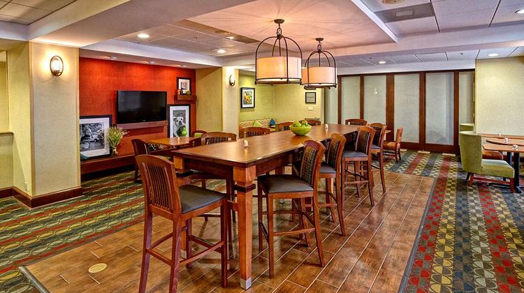 Hampton Inn Cleveland Lobby
