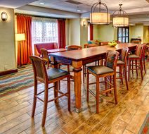 Hampton Inn Cleveland Lobby