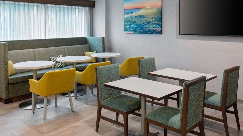 <b>Hampton Inn Coventry-Warwick Area Lobby</b>. Images powered by <a href="https://iceportal.shijigroup.com/" title="IcePortal" target="_blank">IcePortal</a>.