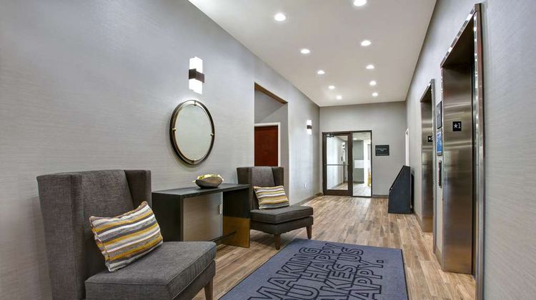 Hampton Inn & Suites Dallas Lobby