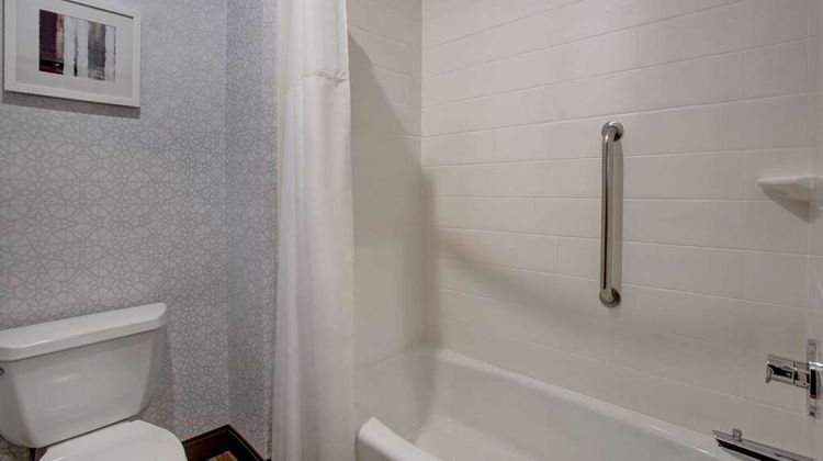 Hampton Inn & Suites Dallas Room