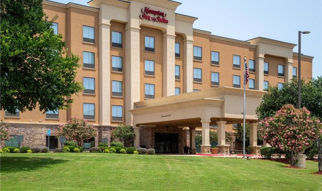 Hampton Inn & Suites Arlington North Exterior