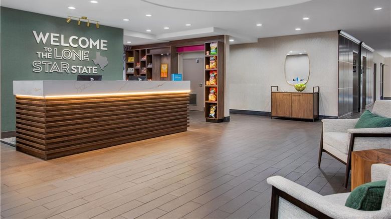 <b>Hampton Inn & Suites Arlington North Lobby</b>. Images powered by <a href="https://iceportal.shijigroup.com/" title="IcePortal" target="_blank">IcePortal</a>.