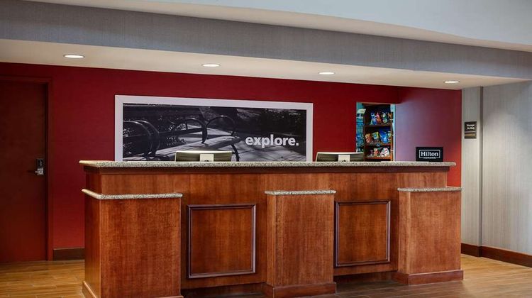 Hampton Inn Dubuque Lobby