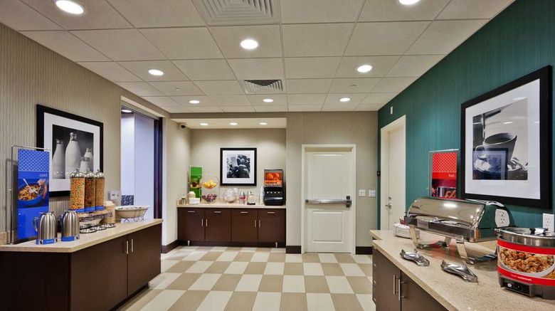 <b>Hampton Inn & Suites Denver/Airport-Gate Restaurant</b>. Images powered by <a href="https://iceportal.shijigroup.com/" title="IcePortal" target="_blank">IcePortal</a>.