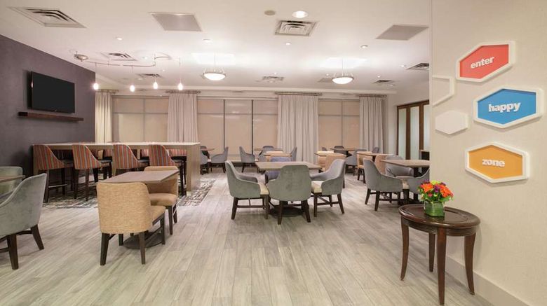 <b>Hampton Inn & Suites Denver-Downtown Lobby</b>. Images powered by <a href="https://iceportal.shijigroup.com/" title="IcePortal" target="_blank">IcePortal</a>.