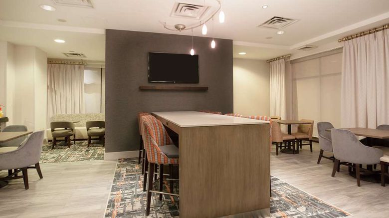<b>Hampton Inn & Suites Denver-Downtown Lobby</b>. Images powered by <a href="https://iceportal.shijigroup.com/" title="IcePortal" target="_blank">IcePortal</a>.
