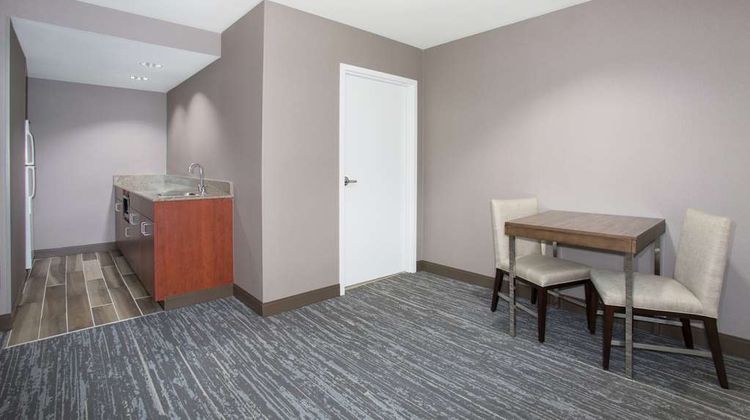 Hampton Inn & Suites Denver-Downtown Room