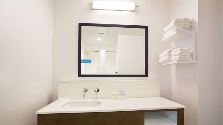 Hampton Inn & Suites Denver-Downtown Room