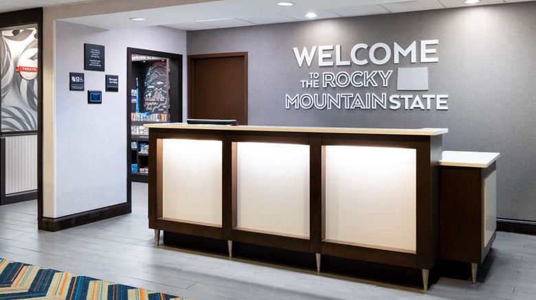 <b>Hampton Inn Denver-International Airport Lobby</b>. Images powered by <a href="https://iceportal.shijigroup.com/" title="IcePortal" target="_blank">IcePortal</a>.