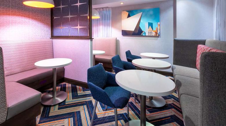 <b>Hampton Inn Denver-International Airport Lobby</b>. Images powered by <a href="https://iceportal.shijigroup.com/" title="IcePortal" target="_blank">IcePortal</a>.
