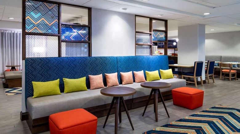 <b>Hampton Inn Denver-International Airport Lobby</b>. Images powered by <a href="https://iceportal.shijigroup.com/" title="IcePortal" target="_blank">IcePortal</a>.