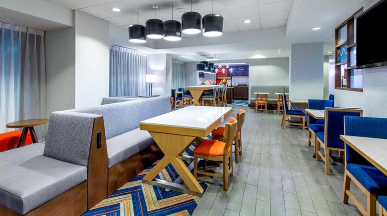 <b>Hampton Inn Denver-International Airport Restaurant</b>. Images powered by <a href="https://iceportal.shijigroup.com/" title="IcePortal" target="_blank">IcePortal</a>.