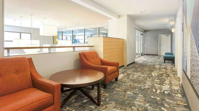<b>Hampton Inn & Suites Denver Tech Center Lobby</b>. Images powered by <a href="https://iceportal.shijigroup.com/" title="IcePortal" target="_blank">IcePortal</a>.