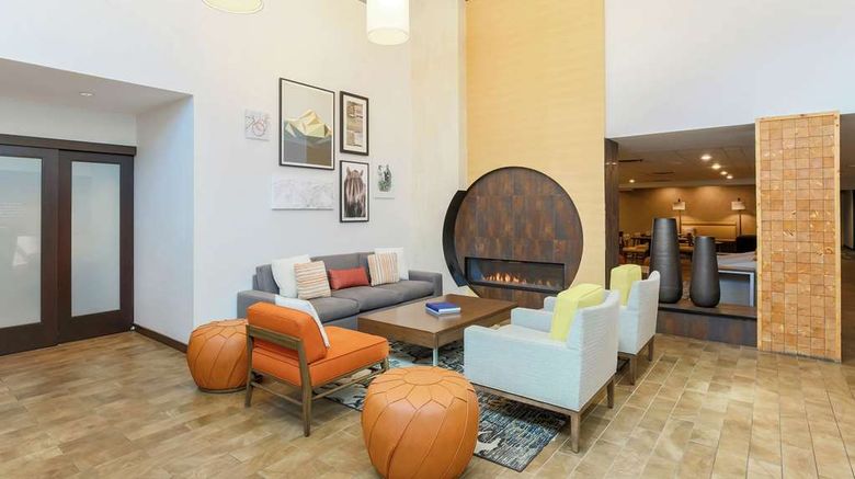 <b>Hampton Inn & Suites Denver Tech Center Lobby</b>. Images powered by <a href="https://iceportal.shijigroup.com/" title="IcePortal" target="_blank">IcePortal</a>.