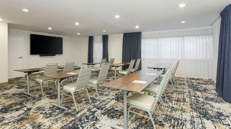 <b>Hampton Inn & Suites Denver Tech Center Meeting</b>. Images powered by <a href="https://iceportal.shijigroup.com/" title="IcePortal" target="_blank">IcePortal</a>.