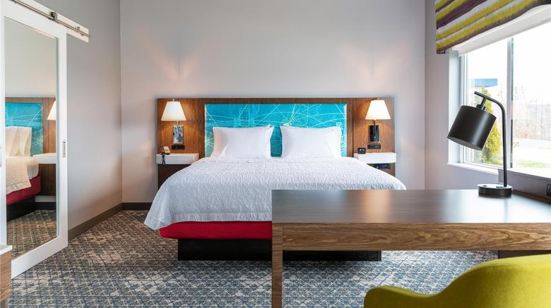 Hampton Inn Dalton Room. Images powered by <a href="https://iceportal.shijigroup.com" target="_blank" rel="noopener">Ice Portal</a>.