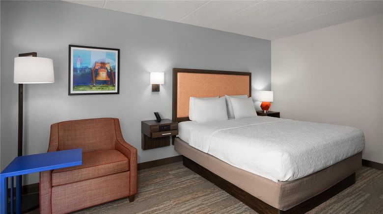 <b>Hampton Inn Dover Room</b>. Images powered by <a href="https://iceportal.shijigroup.com/" title="IcePortal" target="_blank">IcePortal</a>.