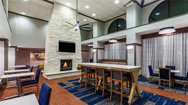 <b>Hampton Inn & Suites Del Rio Lobby</b>. Images powered by <a href="https://iceportal.shijigroup.com/" title="IcePortal" target="_blank">IcePortal</a>.